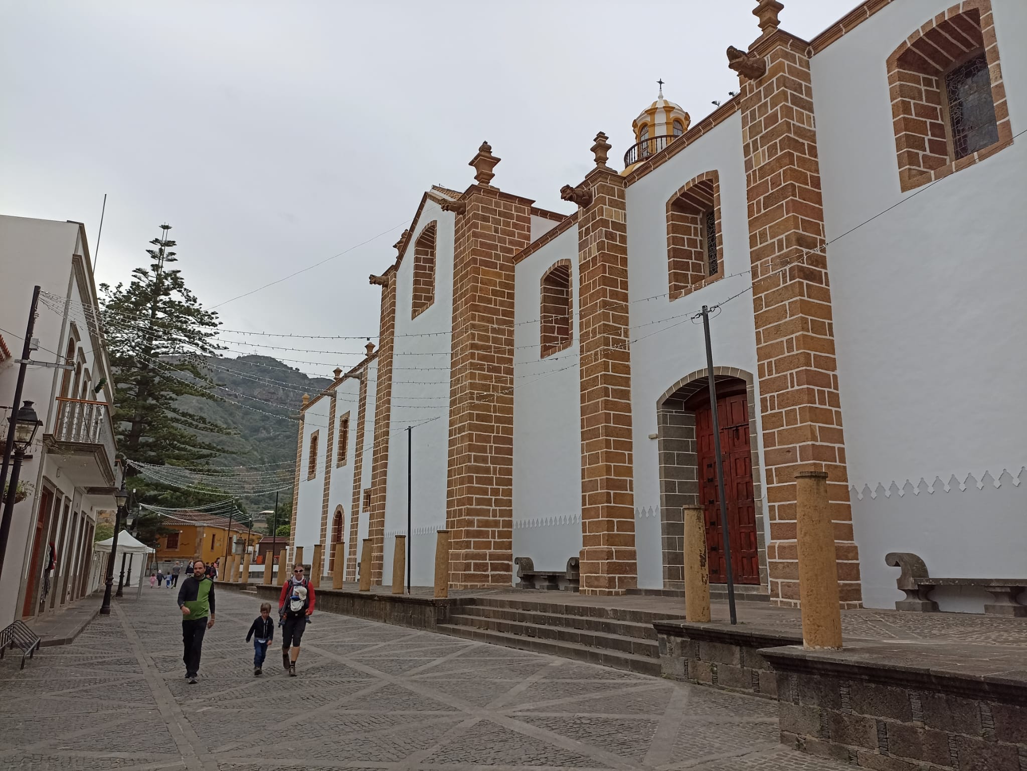 Blick_Gran_Canaria_Private_Tours_and_Excursions_Teror_Basilica_Virgen_Pino_canarian_village